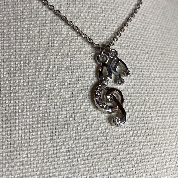 Silvertone Musical notes G clef necklace with rhinestones - Picture 3 of 4